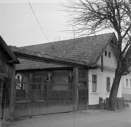 lakóház és kötött kapu