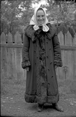 nő posztókabátban