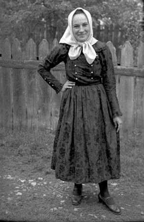 nő mennyasszonyi ruhában