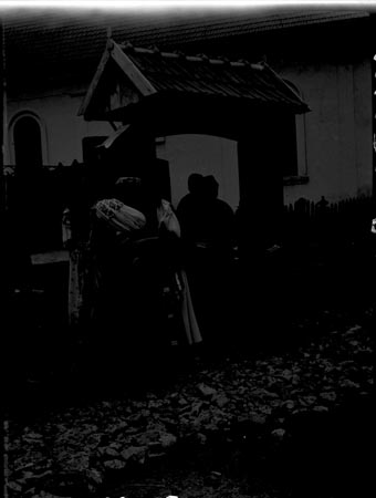 asszonyok viseletben