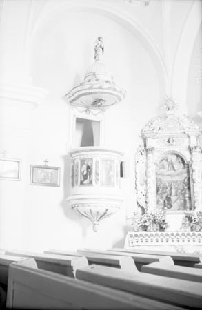 szószék és mellékoltár